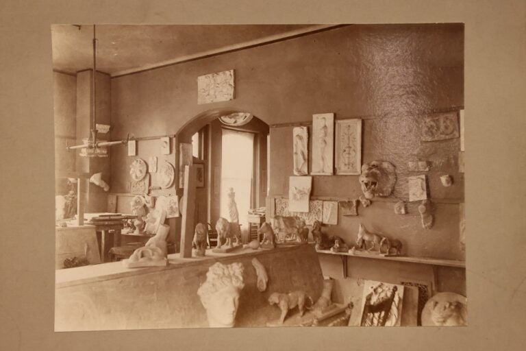 A photo taken around 1900 shows a classroom where plaster casts were used as teaching tools