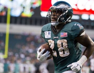 Wendell Smallwood with the football during a game as a member of the Eagles