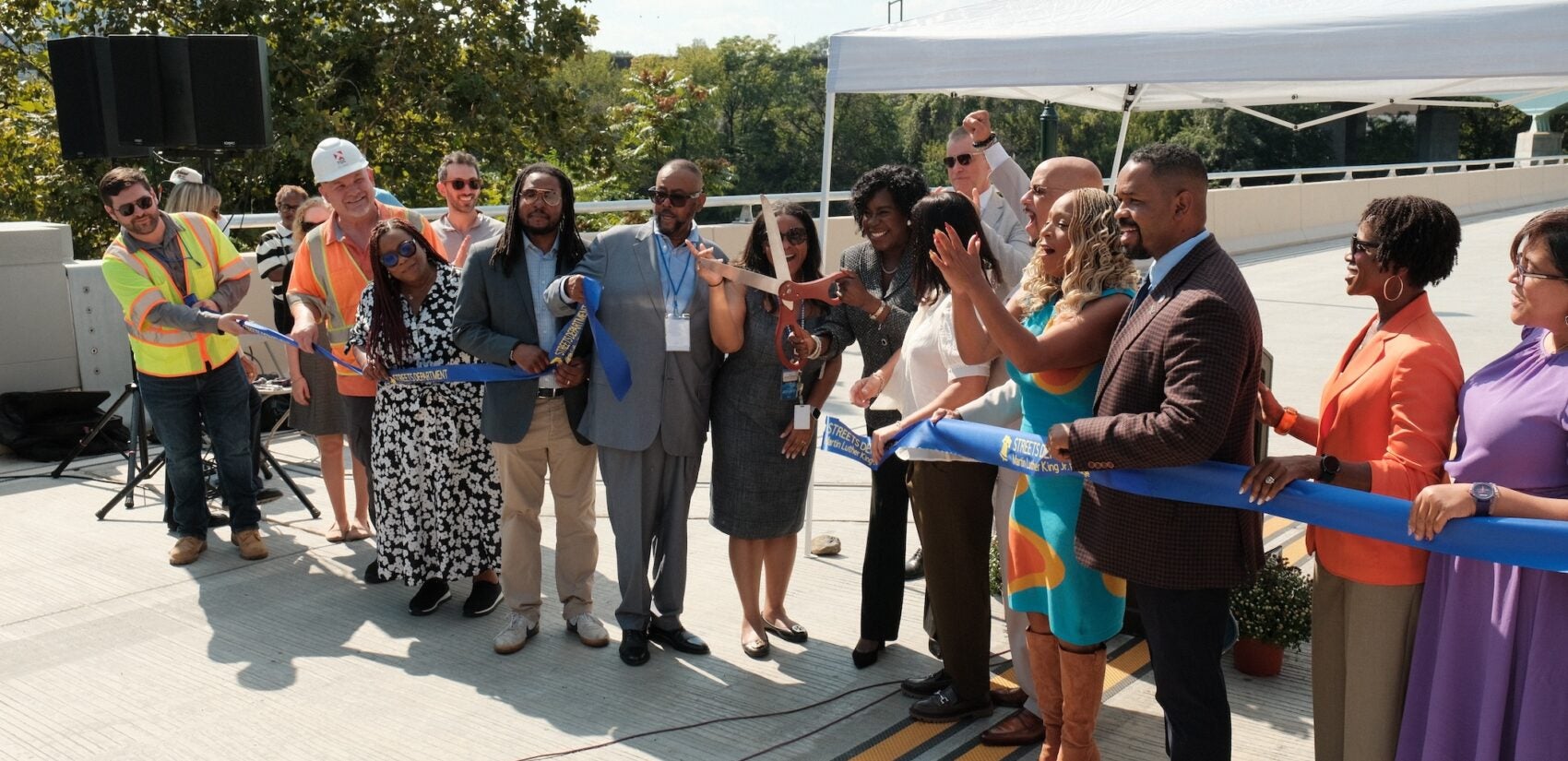 Mayor Parker and other officials cutting the ribbon